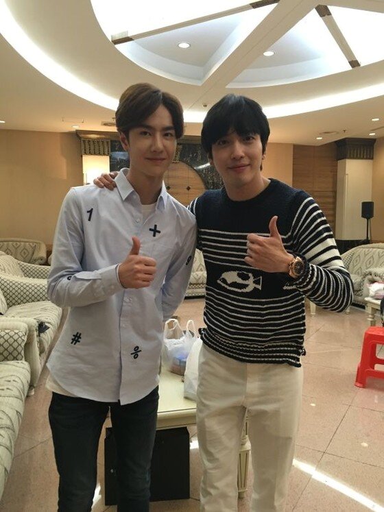 본문 이미지 - 보이그룹 유니크의 이보와 밴드 씨엔블루 정용화의 훈훈한 투샷이 공개됐다. ⓒ News1star / 이보 에이보