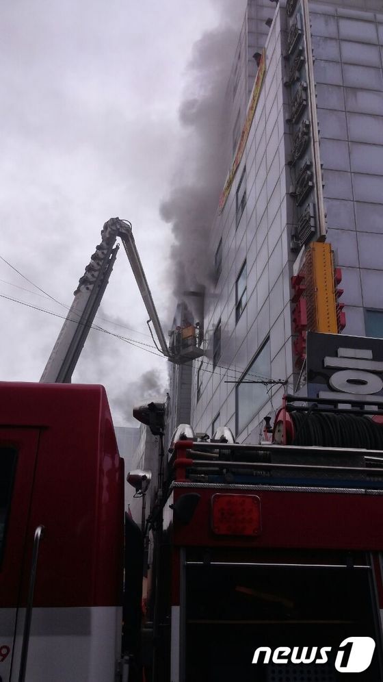 본문 이미지 - 18일 원주시 모 관광호텔에서 불이나 진화작업이 이뤄지고 있다.2016.03.18/뉴스1ⓒ News1 권혜민 기자