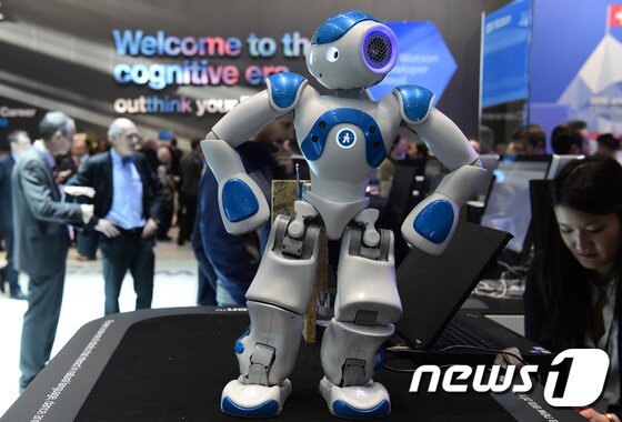 본문 이미지 - 15일(현지시간) IBM 왓슨 AI 부서가 독일 하노버 디지털 비즈니스 박람회(CEBIT)에서 선보인 로봇. ⓒ AFP=뉴스1