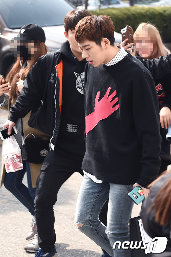 (서울=뉴스1스타) 고아라 기자 = 블락비 지코가 19일 오전 서울 여의도 KBS별관에서 열린 KBS 2TV ‘해피투게더 3’ 녹화에 참석하기 위해 방송국으로 들어서고 있다.