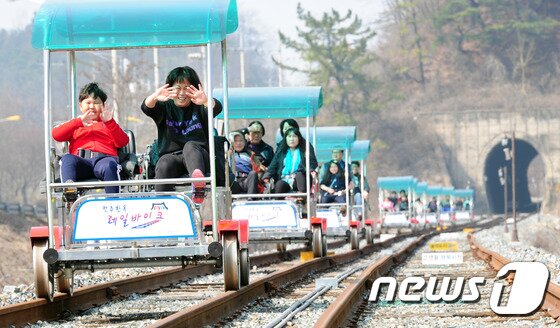 본문 이미지 - 전북 전주시 엣 아중역에서 타는 레일바이크/뉴스1 DB