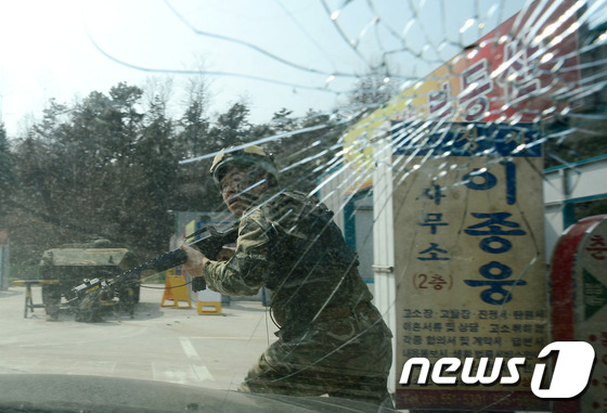 (남양주=뉴스1) 박정호 기자 = 19일 오후 경기도 남양주 금곡과학화예비군훈련장 시가지 전술훈련장에서 시민들이 교전훈련 장비를 이용해 서바이벌 게임을 체험하고 있다.수도방위사령부 …