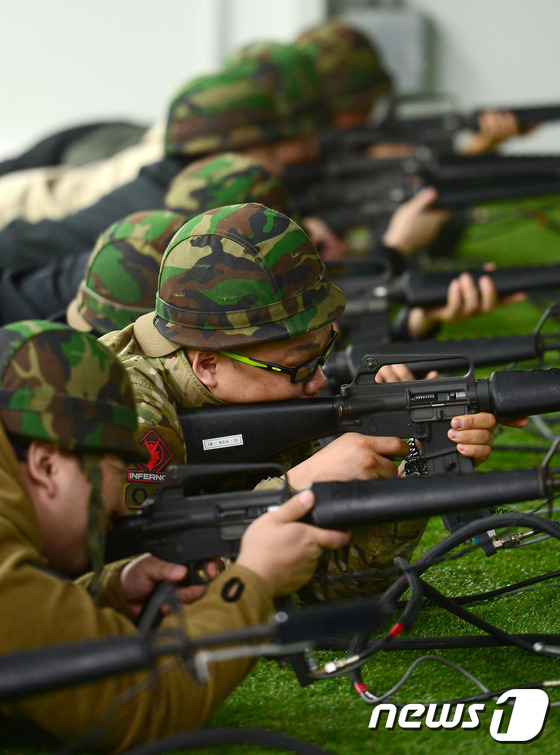 (남양주=뉴스1) 박정호 기자 = 19일 오전 경기도 남양주 금곡과학화예비군훈련장 내 영상 모의사격훈련장에서 시민들이 영상 모의사격 장비를 체험하고 있다수도방위사령부와 서울시는 지 …