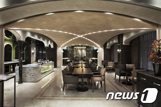 본문 이미지 - 파라다이스호텔 부산은 3월 한 달간 호텔내에서 올데이 서비스가 가능한 '핫 딜 이그제큐티브 라운지 패키지'를 선보인다. (파라다이스호텔 부산 제공) ⓒ News1