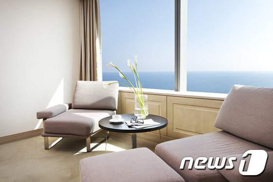 본문 이미지 - 해운대 바다를 한 눈에 조망할 수 있는 해운대그랜드호텔 객실 (해운대그랜드호텔 제공) ⓒ News1