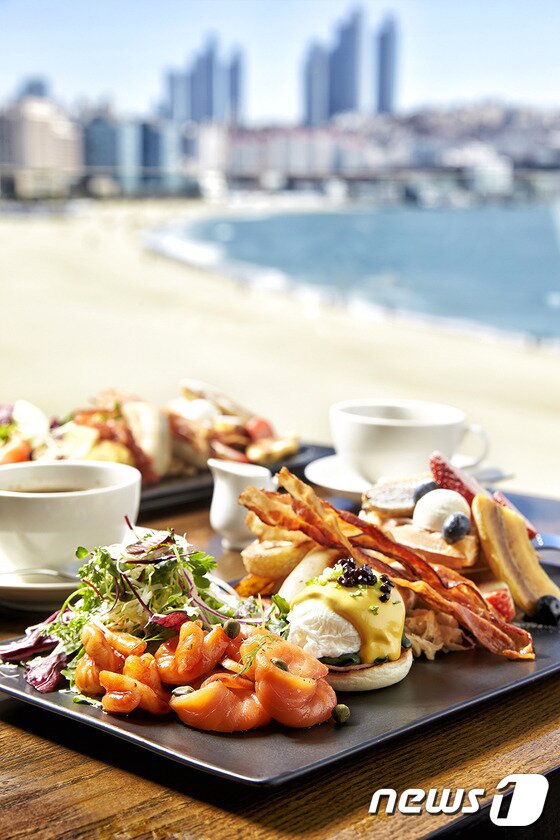 본문 이미지 - 부산 웨스틴조선호텔은 해운대 바다를 조망하며 브런치를 즐길 수 있는 오킴스 해운대 브런치를 선보인다. (부산 웬스틴 조선호텔 제공) ⓒ News1