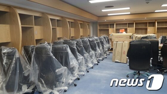 본문 이미지 - 2일 고척스카이돔구장 넥센 히어로즈 라커룸 모습.  새로운 물품  등이 들어오는 등 이사 준비에 여념이 없다. / 뉴스1 ⓒ News1