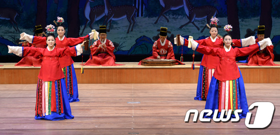 (서울=뉴스1) 안은나 기자 = 2일 오후 서울 서초구 국립국악원 예악당에서 제9회 대보름 명인전 정재 '아박무' 리허설이 열리고 있다. 제과전문그룹 크라운-해태제과가 병신년(丙申 …