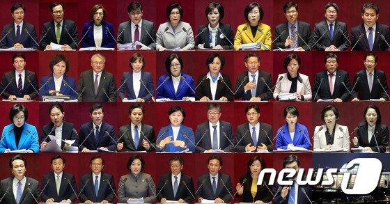 본문 이미지 - 테러방지법의 본회의 표결을 저지하기 위한 야권의 필리버스터(무제한 토론)가 2일 마무리된다. 정의화 국회의장이 지난달 23일 ‘국가 비상사태’를 이유로 새누리당이 제출한 테러방지법을 직권상정한지 9일 만이다. 9일동안 38명의 의원들이 국회 본회의장 단상에서 필리버스터(무제한토론)를 진행했다. (첫번째줄 왼쪽부터) 김광진, 문병호, 은수미, 박원석, 유승희, 최민희, 김제남, 신경민, 강기정, 김경협, (두번째줄 왼쪽부터) 서기호, 김현, 김용익, 배재정, 전순옥, 추미애, 정청래, 진선미, 최규성, 오제세, (세번째줄 왼쪽부터) 박혜자, 권은희, 이학영, 홍종학, 서영교, 최원식, 홍익표, 이언주, 전정희, 임수경, (네번째줄 왼쪽부터) 안민석, 김기준, 한정애, 김관영, 박영선, 주승용, 정진후, 심상정, 이종걸 의원. 2016.3.2/뉴스1 ⓒ News1 박지혜 기자