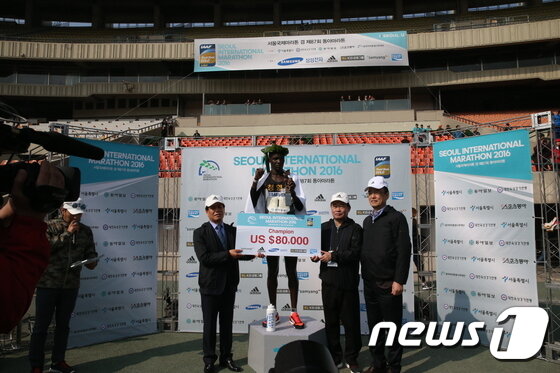 본문 이미지 - 청양군청 소속인 윌슨 로야냐에 에루페(28‧케냐)가 자신이 세운 종전 기록을 갈아치우면서 우승을 차지했다.ⓒ News1