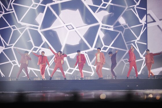 본문 이미지 - 엑소가 두 번재 단독 콘서트를 단체 무대를 소화했다. ⓒ News1star/ SM엔터테인먼트