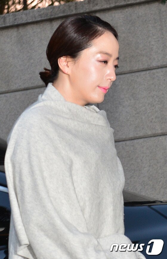 본문 이미지 - 정대선 현대 비에스앤씨 사장의 부인인 노현정 전 아나운서가 20일 오후 고(故) 정주영 현대그룹 명예회장의 15주기 제사에 참석하기 위해 서울 용산구 한남동 정몽구 현대자동차그룹 명예회장 자택으로 들어서고 있다. 2016.3.20/뉴스1 ⓒ News1 구윤성 기자