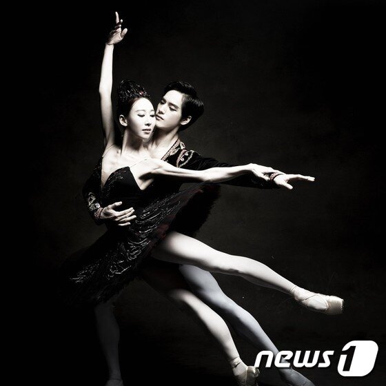 본문 이미지 - 발레 '백조의 호수'  드레스 리허설 강민우(왼쪽)와 홍향기 (사진제공 유니버설발레단) 