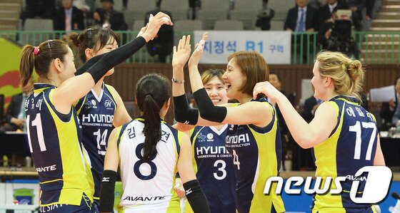 본문 이미지 - 21일 오후 경기도 수원시 장안구 수원실내체육관에서 열린 NH농협 2015-2016 프로배구 V리그 여자부 챔피언결정전 3차전 현대건설과 IBK기업은행의 경기에서 득점을 획득한 현대건설 선수들이 기뻐하고 있다. 2016.3.21/뉴스1 ⓒ News1 이재명 기자