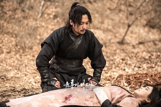 본문 이미지 - '육룡이 나르샤' 길태미(박혁권 분)를 제거하고 삼한제일검이 된 이방지(변요한 분). ⓒ News1star / SBS