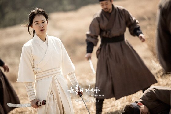 본문 이미지 - '육룡이 나르샤' 여성의 몸으로 극강의 무술 실력을 발휘하는 척사광(한예리 분). ⓒ News1star / SBS