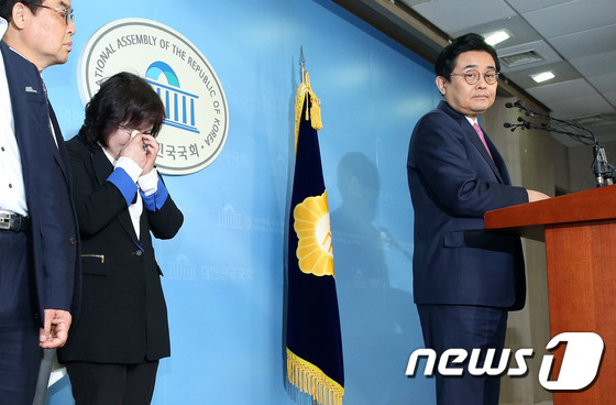컷오프(공천배제)된 전병헌 더불어민주당 의원이 22일 오전 서울 여의도 국회 정론관에서 울고 있는 아내를 뒤로 한 채 '당 잔류선언' 기자회견을 하고 있다.