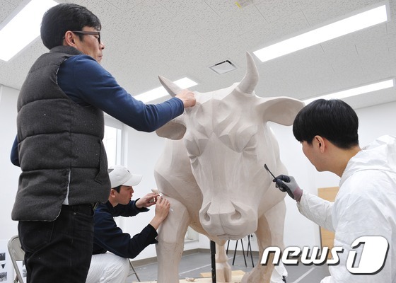 (서울=뉴스1) 조현아 인턴기자 = 22일 오후 서울 광진구 능동로 건국대 예술디자인대학에서 현대미술학과 박지훈 교수(왼쪽)와 학생들이 올해 개교70주년 기념사업의 하나로 학교 …