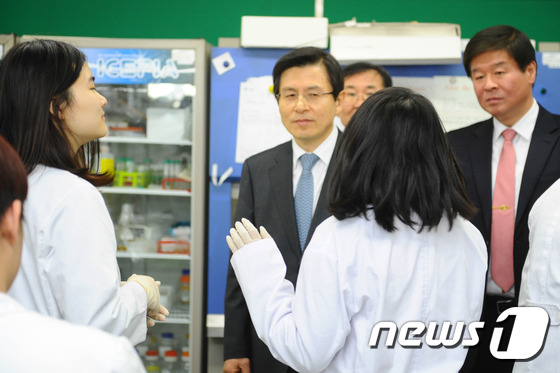황교안 국무총리가 22일 오후 부산 한국과학영재학교를 방문해 실험중인 학생들과 얘기를 나누고 있다. © News1 박기범 기자