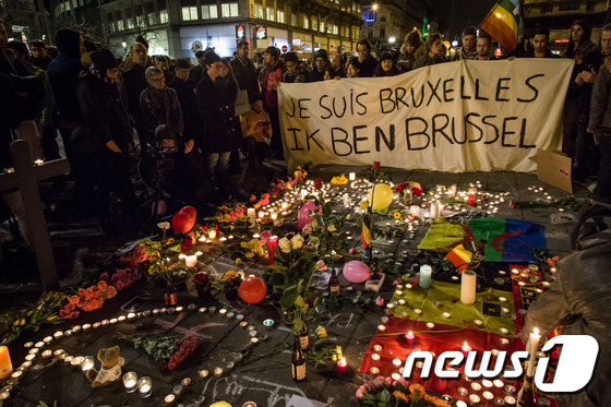 벨기에 브뤼셀에서 22일 발생한 연쇄 테러의 희생자를 추모하기 위해 시민들이 모였다. © AFP=뉴스1