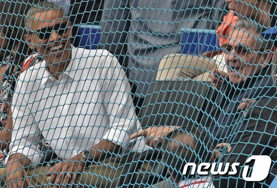 본문 이미지 - 쿠바를 방문 중인 오바마 미국 대통령이 22일(현지시간) 아바나의 라티오 아메리카노 구장에서 열린 미 프로야구팀 탬파베이 레이스와 쿠바 국가대표팀 간 야구 시범경기 관람하면서 라울 카스트로 쿠바 대통령과 웃고 있다. 2016.03.23 ⓒ AFP=뉴스1