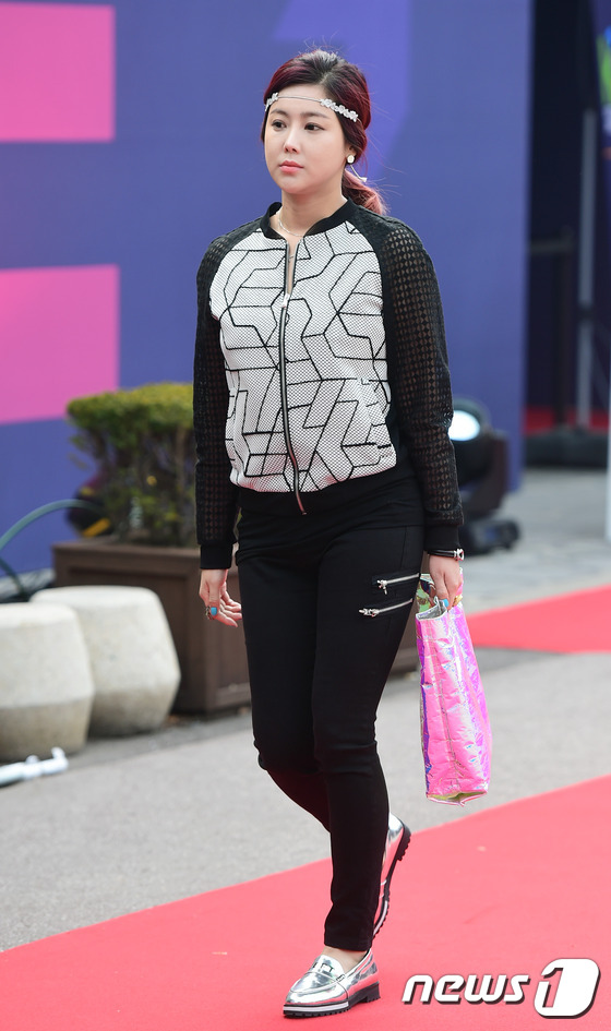 (서울=뉴스1스타) 권현진 기자 = 패션위크 왔어요~가수 솔비가 23일 오전 서울 중구 남산제이그랜하우스에서에서 열린 2016 패션코드 이청청 디자이너 ‘LIE’ 컬렉션에 참석하고 …