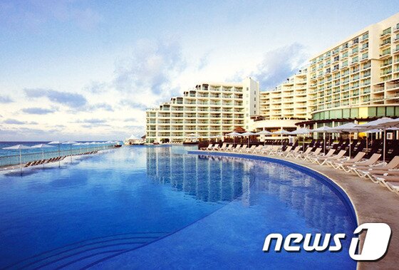 본문 이미지 - 하드락 호텔에 마련된 인피니트 수영장은 백사장을 한눈에 내려다볼 수 있는 자리에 있다. (허니문리조트 제공)ⓒNews1travel