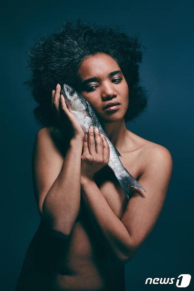 본문 이미지 - 짐바브웨계 영국 배우 칩포 청이 숭어를 들고 있다. (출처=피쉬러브 홈페이지) ⓒ 뉴스1