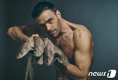 본문 이미지 - 돔발상어를 든 영국의 배우 조셉 밀슨. (출처=피쉬러브 홈페이지) ⓒ 뉴스1