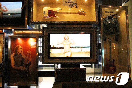 본문 이미지 - 호텔 내부는 ‘하드락’이란 이름답게 곳곳에 전설적인 락가수들의 사진과 기념품, 기타 등이 전시돼 있다. (허니문리조트 제공)ⓒNews1travel