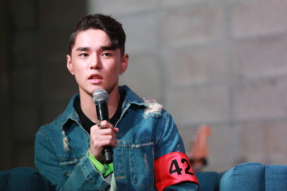 본문 이미지 - 가수 딘이 앨범 타이틀에 담긴 의미를 설명했다. ⓒ News1staar / 유니버셜 뮤직