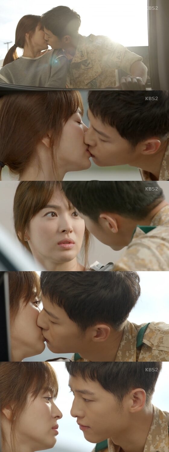 본문 이미지 - '태양의 후예' 송중기, 송혜교가 키스했다. ⓒ News1star/ KBS2 '태양의 후예' 캡처 