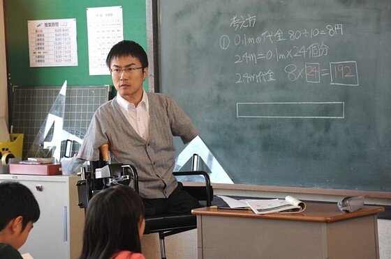 본문 이미지 - '오체불만족' 저자인 오토다케 히로타다가 불륜 스캔들에 휩싸였다. ⓒ News1star / 영화 '괜찮아 3반' 스틸