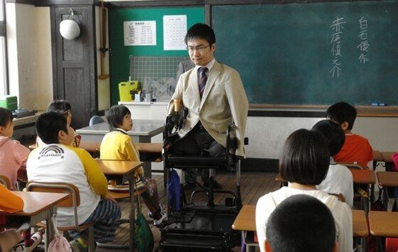 본문 이미지 - '오체불만족' 저자인 오토다케 히로타다가 자신의 불륜 스캔들에 대해 공식 사과했다. ⓒ News1star / 영화 '괜찮아 3반' 스틸