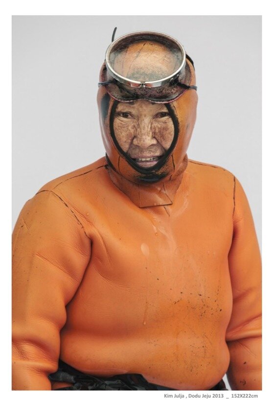 본문 이미지 - 사진작가 김형선의 해녀 사진전이 프랑스 툴루즈와 반느 페스티벌에 참여한다. ⓒ News1star / 강공컴퍼니