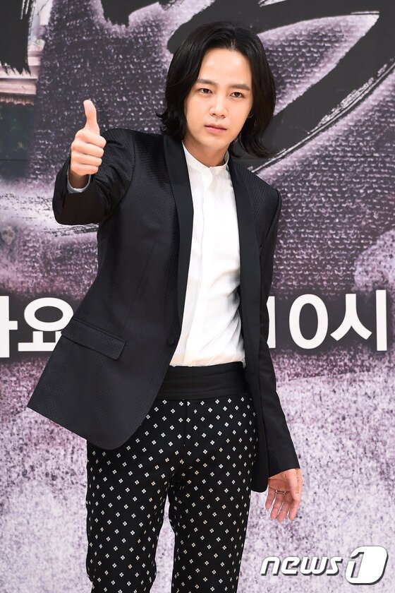 본문 이미지 - 배우 장근석이 24일 오후 서울 양천구 목동 SBS사옥에서 열린 SBS 월화드라마 &#39;대박&#39;&#40;극본 권순규 / 연출 남건&#41; 제작발표회에서 엄지를 척 올리고 있다. ⓒ News1star 고아라 기자