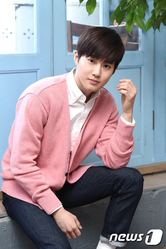 (서울=뉴스1스타) 고아라 기자 = 배우 김준면(엑소 수호)이 지난 24일 오후 삼청동 한 카페에서 진행된 뉴스1스타와의 인터뷰에서 사랑스러운 핑크 가이로 변신, 매력을 발산하고 …