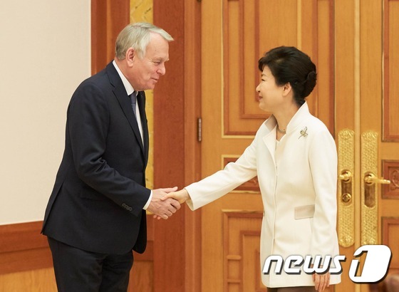 (서울=뉴스1) 이광호 기자 = 박근혜 대통령이 24일 오전 청와대에서 프랑스 장-마크 에호 프랑스 외교장관을 접견, 악수를 하고 있다. (청와대 제공) 2016.3.24/뉴스1