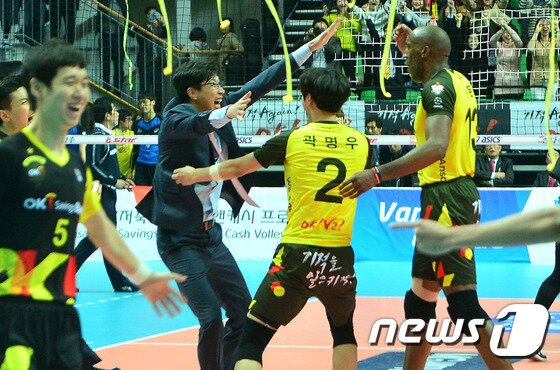 본문 이미지 - 24일 오후 경기도 안산시 상록구 상록수체육관에서 열린 NH농협 2015-2016 프로배구 V리그 남자부 챔피언결정전 4차전 OK저축은행과 현대캐피탈의 경기에서 OK저축은행 김세진 감독이 우승을 확정짓자 선수들과 기쁨을 나누고 있다. OK저축은행은 이날 현대캐피탈을 세트스코어 3대1로 꺾고 2년 연속 우승을 차지했다. 2016.3.24/뉴스1 ⓒ News1 구윤성 기자