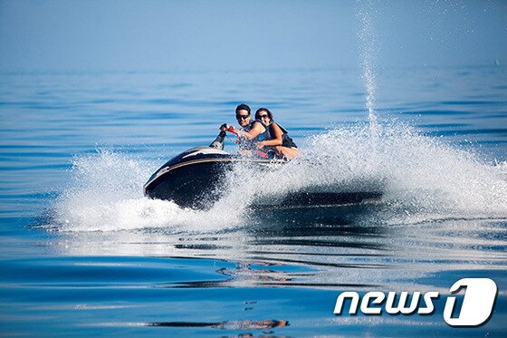 본문 이미지 - 몰디브 바다는 난 해양 환경을 보유하고 있어 스노클링, 다이빙 등 워터 스포츠를 좋다. (허니문리조트 제공)ⓒNews1travel