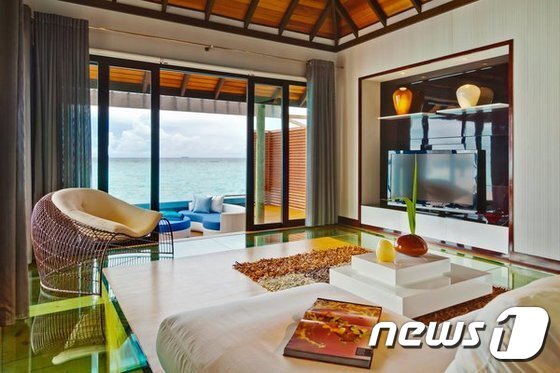 본문 이미지 - 벨라사루 리조트의 모든 객실과 빌라에는 기본적으로 첨단 시설을 설치했으며 샤워용품이 비치돼 있다. (허니문리조트 제공)ⓒNews1travel