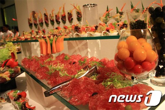 본문 이미지 - 벨라사루 리조트는 세계 각국의 다양한 요리를 맛볼 수 있는 5개의 레스토랑을 갖추고 있다. (허니문리조트 제공)ⓒNews1travel