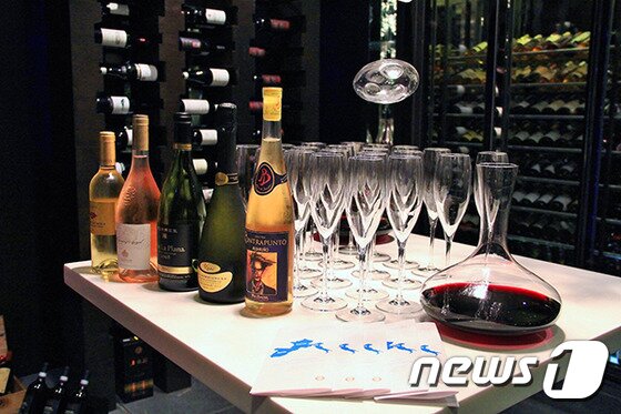 본문 이미지 - 펜바(Fen Bar’)와 ‘칠바(Chil Bar)’에서는 국제 프리미엄 브랜드의 주류도 무료로 제공된다. (허니문리조트 제공)ⓒNews1travel