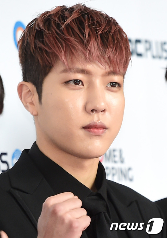 (서울=뉴스1스타) 권현진 기자 = 얼굴에 볼 살 올랐네~인피니트 성열이 25일 오후 서울 삼성동 코엑스 그랜드볼룸에서 열린 '2016 케이블 방송대상(Korea CableTV A …