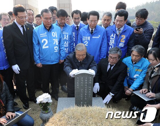 본문 이미지 - 김종인 더불어민주당 비상대책위원회 대표가 27일 오전 광주 북구 운정동 국립5·18민주묘지에서 더불어민주당 광주·전남지역 예비후보자들과 묘역을 어루만지고 있다. 2016.3.27/뉴스1 ⓒ News1 황희규 기자