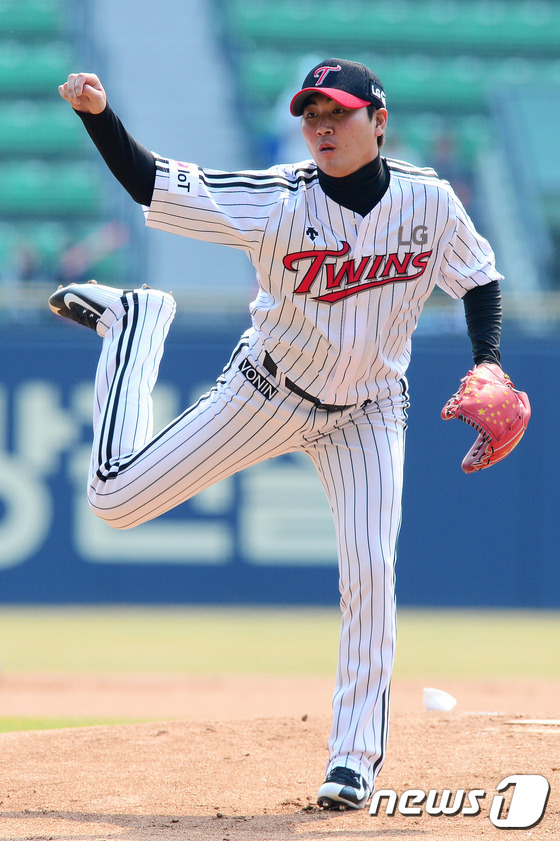 (서울=뉴스1) 임세영 기자 = 27일 서울 잠실야구장에서 열린 2016 KBO리그 시범경기 LG 트윈스와 두산 베어스의 경기에서 1회초 LG 우규민이 역투하고 있다. 2016.3 …