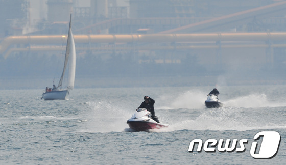 (포항=뉴스1) 최창호 기자 = 봄 기운이 완연한 27일 오후 경북 포항시 북구 영일대해수욕장에서 제트스키 동우회원들이 봄 바다를 질주하고 있다.2016.3.27/뉴스1