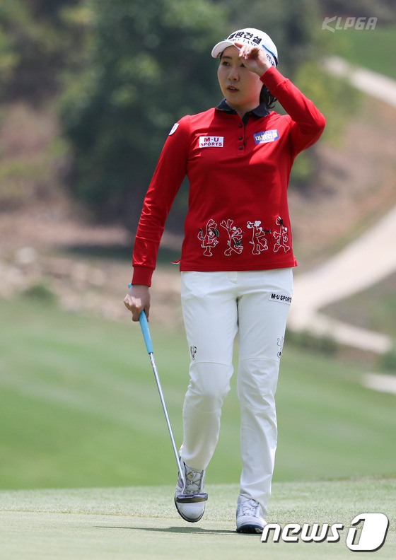 (베트남=뉴스1) 최현규 기자 = 장수화가 27일(현지시간) 베트남 달랏 at 1200 컨트리클럽(파72/6,665야드)에서 열린 '더 달랏 at 1200 레이디스 챔피언십' 6홀 …