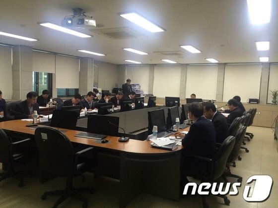 본문 이미지 - 28일 도청 회의실에서 ‘제주시 원도심 도시재생 행정협의회’ 첫 회의가 열리고 있다. ⓒ News1