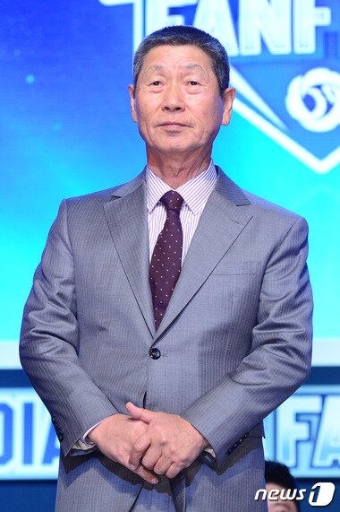 본문 이미지 - 28일 오전 서울 용산구 한남동 블루스퀘어 삼성카드홀에서 열린 '2016 타이어뱅크 KBO 미디어데이 & 팬페스트'에서 김성근 감독이 포토타임을 갖고 있다. 2016.3.28/뉴스1 ⓒ News1 임세영 기자